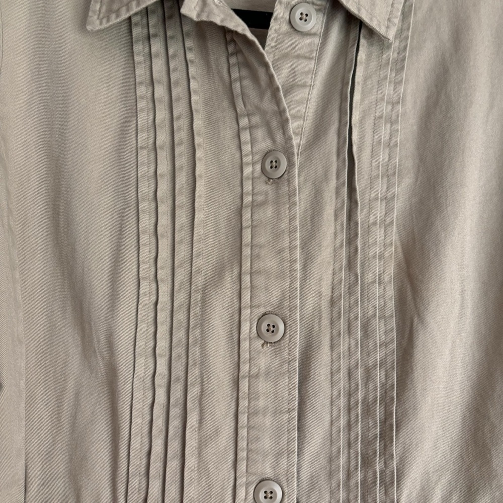 GAP~ Khaki Long Sleeve Pleated Front Shirt Size Medium - Picture 2 of 8